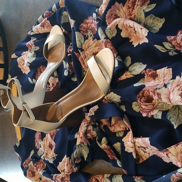 Floral Jumper. Long split sleeve at thigh tie short-skirt like jumper. - Picture 5 of 5